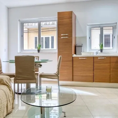 Spacious 1Br Apartment, Walk To Sliema Promenade Apartment