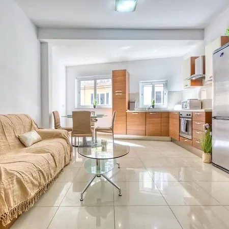 Apartment Spacious 1Br Apartment, Walk To Sliema Promenade *