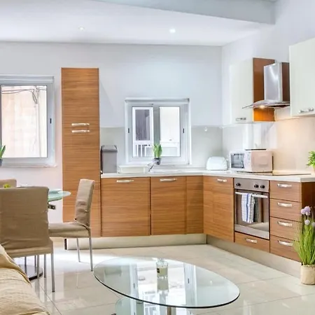 Spacious 1Br Apartment, Walk To Sliema Promenade *