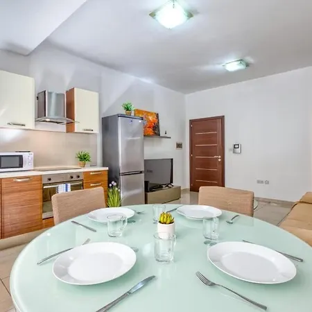 Spacious 1Br Apartment, Walk To Sliema Promenade Apartment *