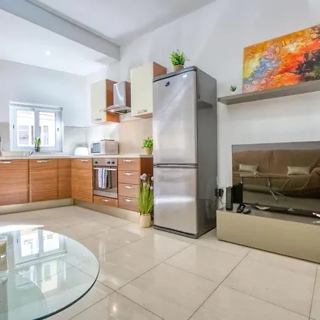 Spacious 1Br Apartment, Walk To Sliema Promenade *
