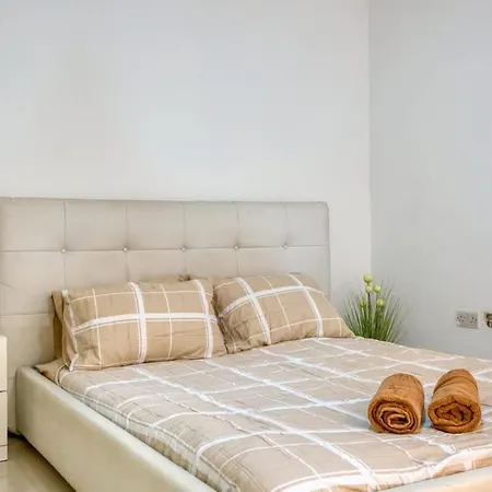 Spacious 1Br Apartment, Walk To Sliema Promenade *