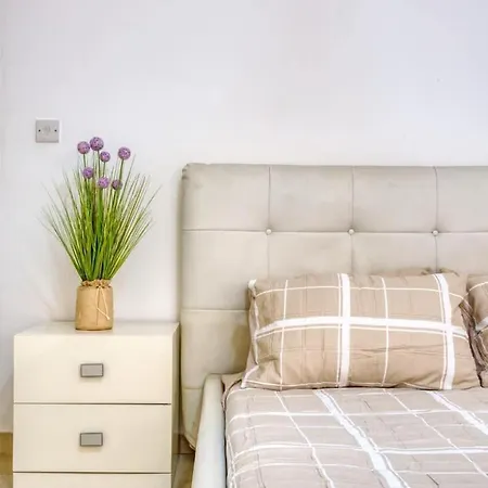 Spacious 1Br Apartment, Walk To Sliema Promenade
