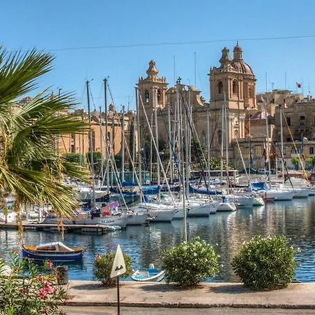 Spacious 1br Apartment, Walk To Sliema Promenade