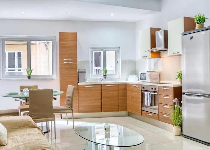 Walk To Sliema & Ferries Gzira *