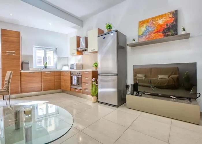 Walk To Sliema & Ferries Gzira *