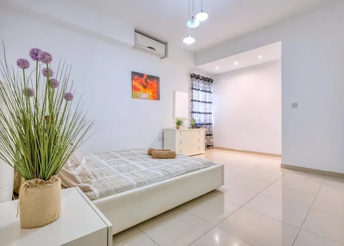 Walk To Sliema & Ferries Gzira Διαμέρισμα *