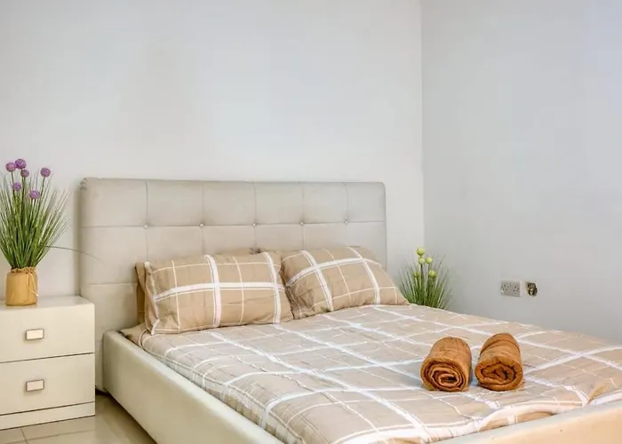 Walk To Sliema & Ferries Gzira *